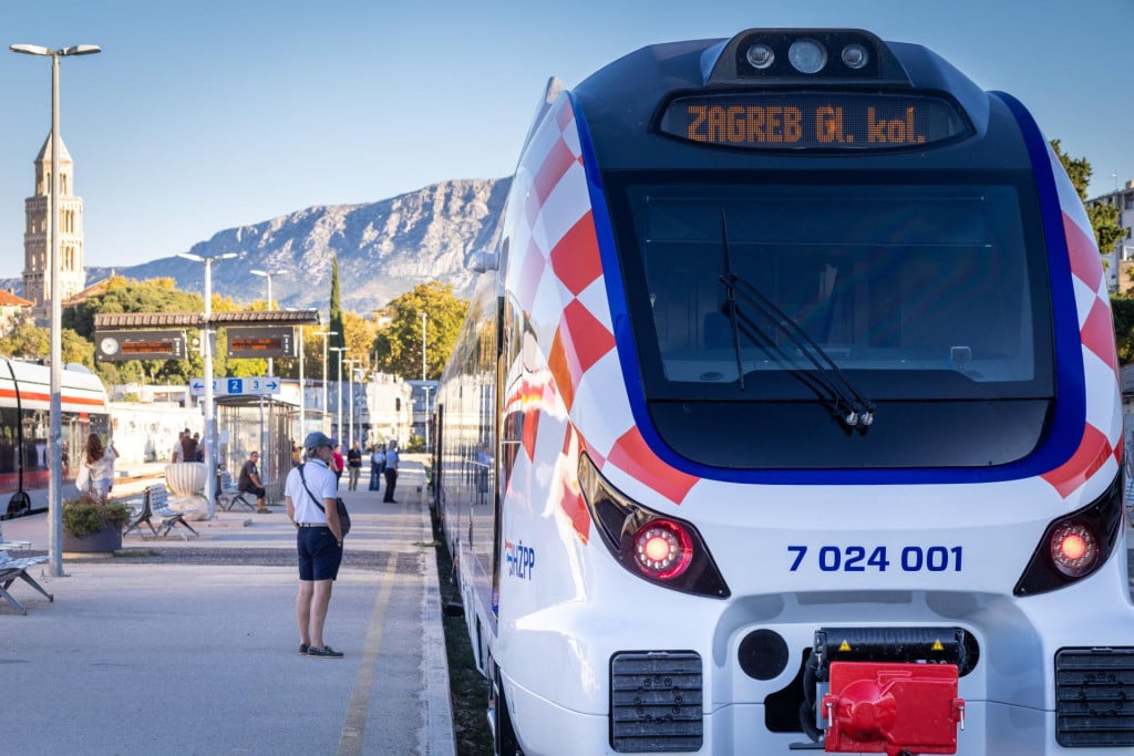 <p>U promet se uvodi prvi elektrodizelski vlak u željeznickom prometu na relaciji Split - Zagreb GK</p>
