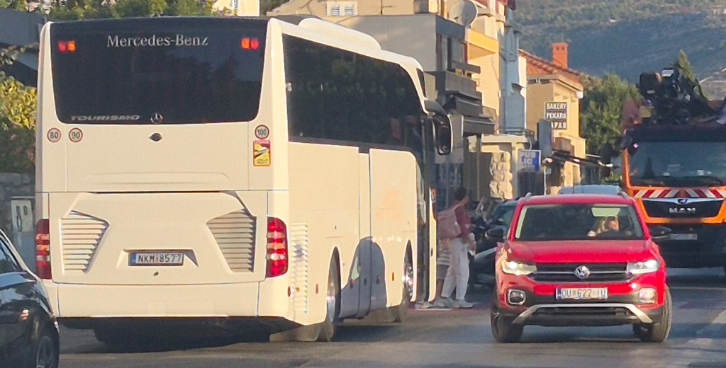 <p>Turistički autobus svaki dan staje na pje&scaron;ački prijelaz na Vojnoviću</p>