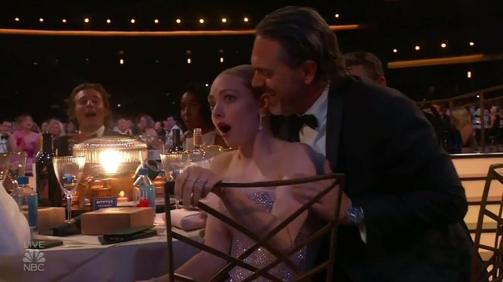 <p>Uzbuđenu Amandu&nbsp;Seyfried grli i ljubi suprug Thomas Sadoski,&nbsp;nakon &scaron;to je 2022. osvojila svoj prvi Emmy u kategoriji najbolje glavne glumice</p>