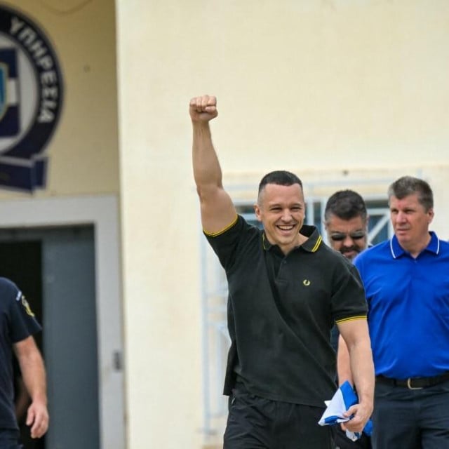 <p>Grčki neonacist Ilias Kasidiaris&nbsp;pu&scaron;ten je iz zatvora nakon &scaron;to je odslužio manje od polovice kazne od 13 i pol godina</p>