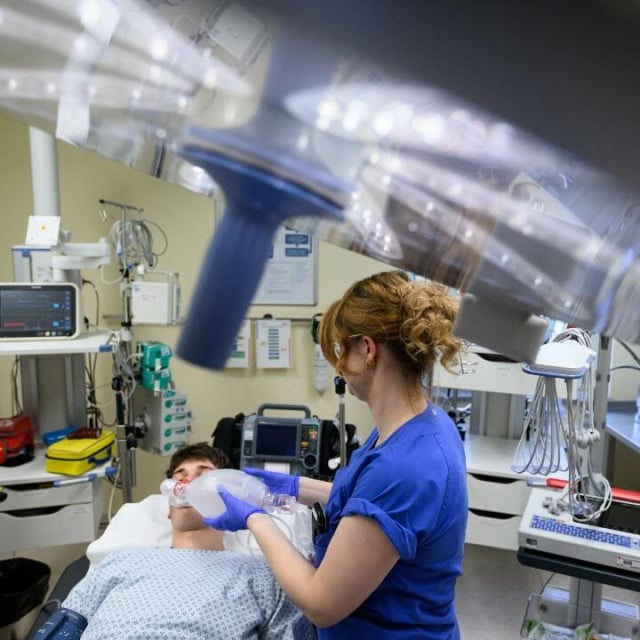 <p>Hrvatska udruga bolničkih liječnika zatražila je hitno postupanje zbog iznimno&nbsp;ozbiljnih sumnji da su na Klinici za kardijalnu kirurgiju KBC-a Zagreb tijekom operacijskih zahvata snimani pacijenti i zdravstveni radnici (ilustracija)&nbsp;</p>