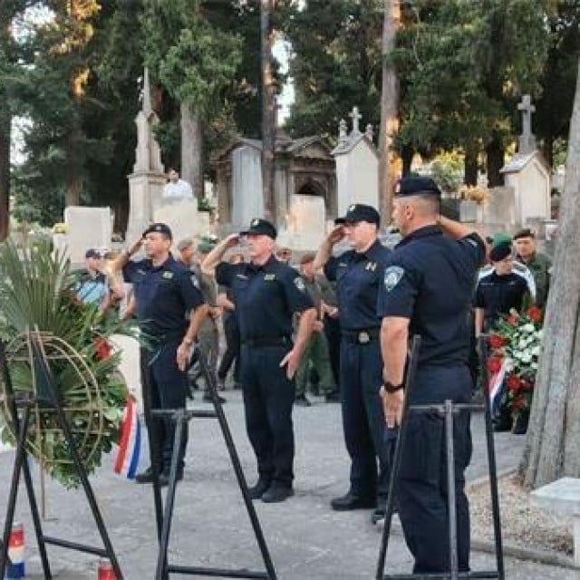 <p>Natjecatelji &rdquo;&Scaron;tita Domovine Dubrovnik 2026.&rdquo; položili vijence na Boninovu</p>