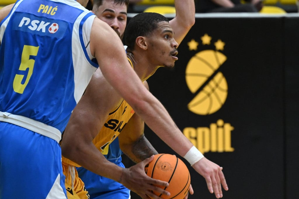 <p>Demajeo Wiggins pro&scaron;le sezone u akciji, u pozadini je logo KK-a Split</p>