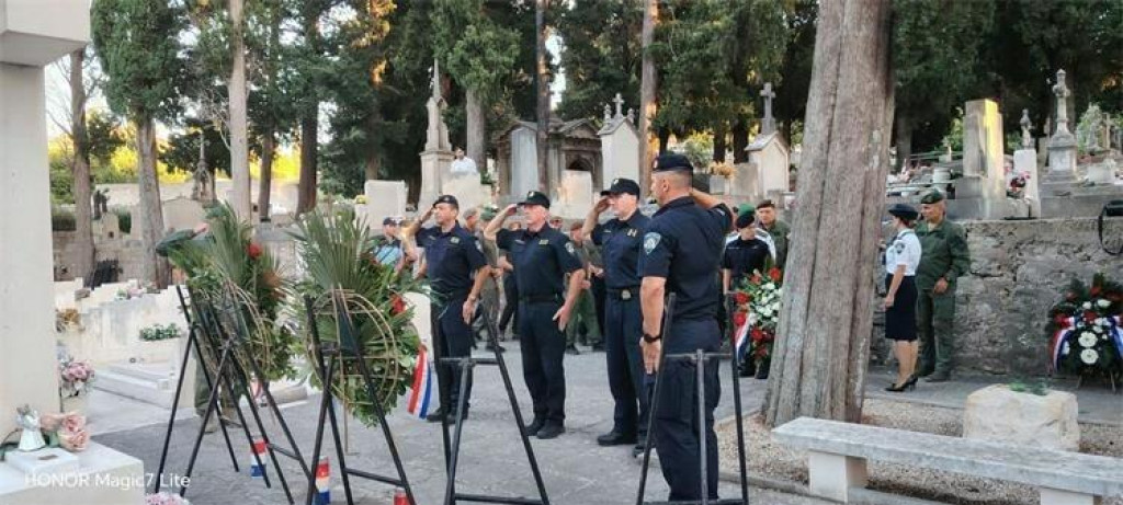 <p>Natjecatelji &rdquo;&Scaron;tita Domovine Dubrovnik 2026.&rdquo; položili vijence na Boninovu</p>