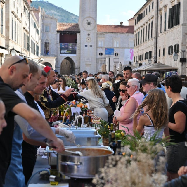 <p>Tradicionalna, humanitarna, gastronomska manifestacija Dubrovacka trpeza na Stradunu.<br>
&nbsp;</p>
