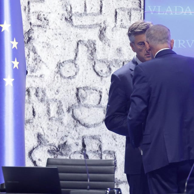 <p>Premijer Andrej Plenković u povjerljivom razgovoru s Davorom Božinovićem, ministrom unutarnjih poslova i potpredsjednikom Vlade RH</p>