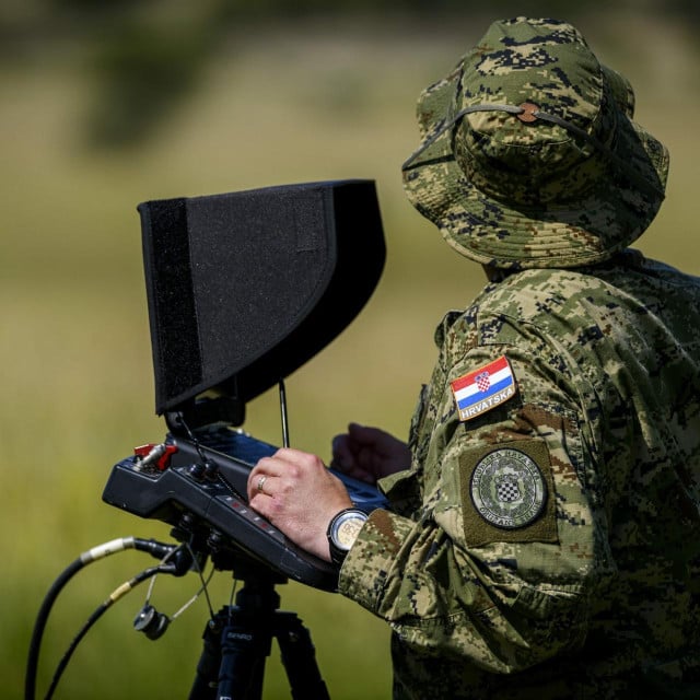 <p>&nbsp;Pripadnici Zapovjedni&scaron;tva specijalnih snaga Oružanih snaga RH&nbsp;osvojili su prvo mjesto na međunarodnom vojnom natjecanju pilota FPV dronova u Velikoj Britaniji (ilustracija)&nbsp;</p>

<p>&nbsp;</p>

<p>&nbsp;</p>