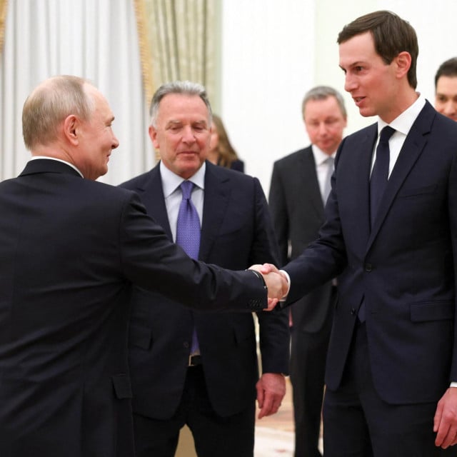 <p>Ruski predsjednik Vladimir Putin pozdravlja američkog posebnog izaslanika Stevea Witkoffa i zeta američkog predsjednika Donalda Trumpa, Jareda Kushnera, tijekom sastanka u Kremlju u Moskvi 22. siječnja</p>