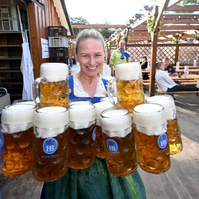 <p>Organizatori Oktoberfesta &scaron;ire krug posjetitelja i posjetiteljica koji vole pivo (ilustracija)</p>