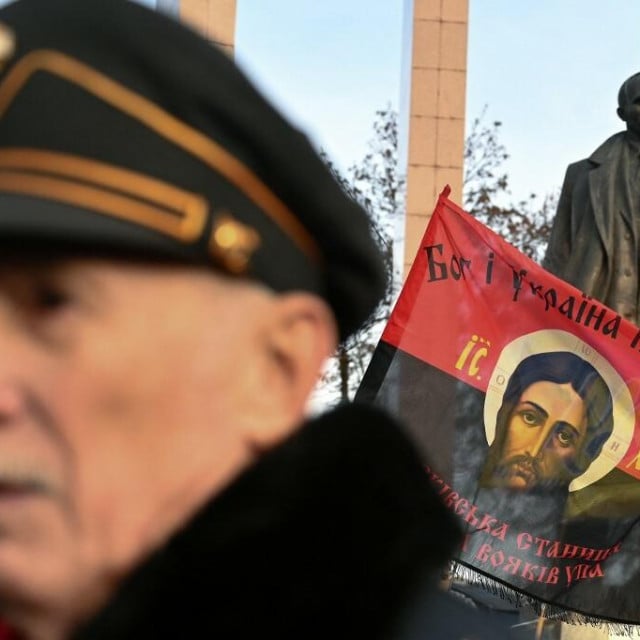 <p>Ukrajinci slave Banderin rođendan kraj njegova spomenika</p>