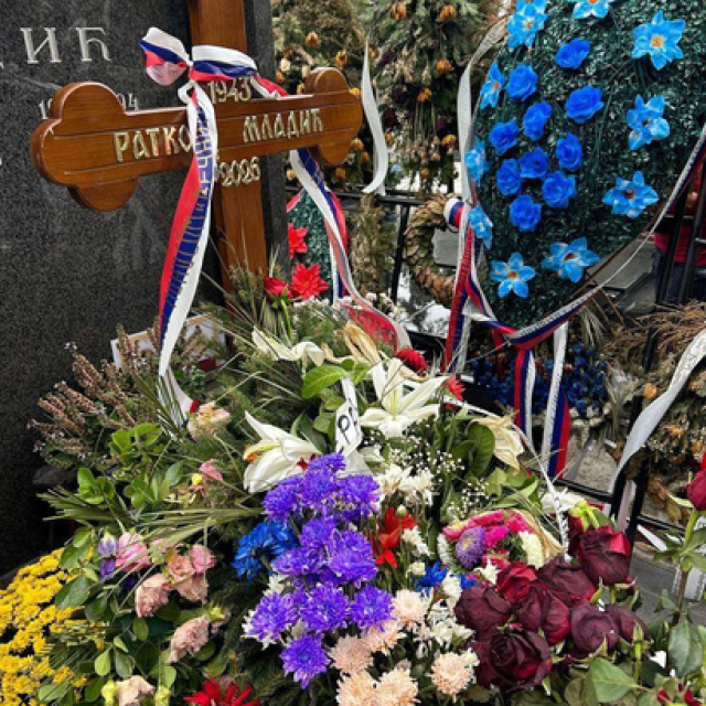 <p>Grob ratnog zločinca Ratka Mladića&nbsp;na Topčiderskom groblju u Beogradu</p>
