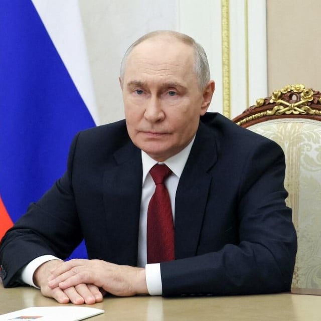 <p>Visoki dužnosnici iz blizine Vladimira Putina potiču prijatelje i rodbinu da &scaron;to prije napuste zemlju - pokazuju dokumenti do kojih je do&scaron;ao Bloomberg News</p>