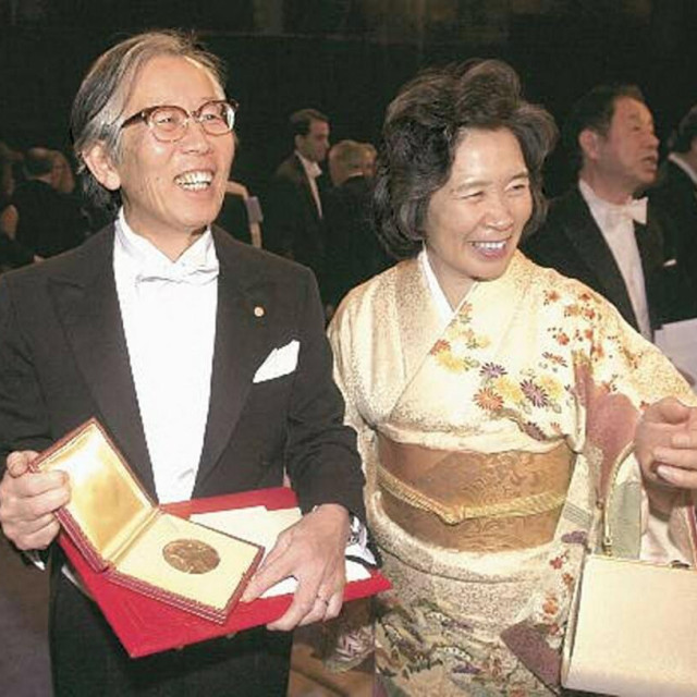 <p>Dobitnici Nobelove nagrade sad će imati jo&scaron; vi&scaron;e razloga za zadovlojstvo.&nbsp;Hideki Shirakawa dobio je Nobela za kemiju 2000. godine&nbsp;</p>

<p>&nbsp;</p>