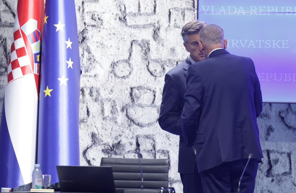 <p>Premijer Andrej Plenković u povjerljivom razgovoru s Davorom Božinovićem, ministrom unutarnjih poslova i potpredsjednikom Vlade RH</p>