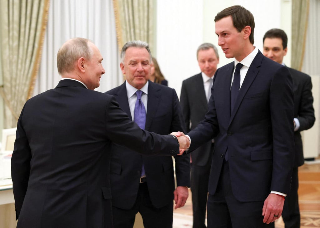 <p>Ruski predsjednik Vladimir Putin pozdravlja američkog posebnog izaslanika Stevea Witkoffa i zeta američkog predsjednika Donalda Trumpa, Jareda Kushnera, tijekom sastanka u Kremlju u Moskvi 22. siječnja</p>
