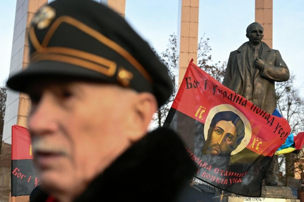 <p>Ukrajinci slave Banderin rođendan kraj njegova spomenika</p>