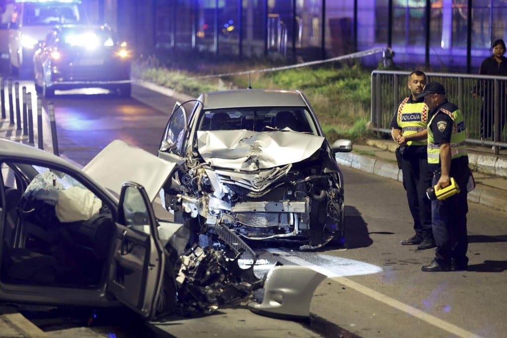 <p>U teskoj prometnoj nesreci koja se veceras dogodila na Zagrebackoj cesti smrtno je stradala jedna osoba</p>