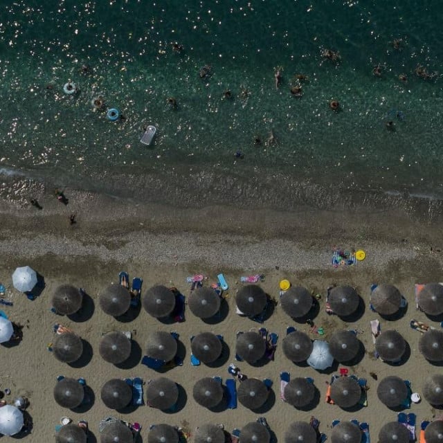 <p>Na pojedinim plažama bude i stotine postavljenih ležaljki</p>