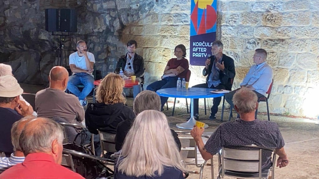<p>Dragan Markovina, Jerko Bakotin, Jelena Milo&scaron;, Robert Botteri i Tvrtko Jakovina</p>