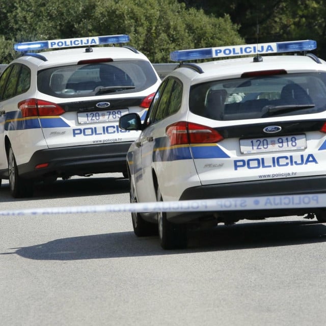 <p>Makarska, 130920<br>
Drvenik,<br>
Prometna nesreca koja se desila oko 13 sati na Jadranskoj magistrali(D8) na domak mjesta Drvenik kod Makarske u kojoj je, nesluzbeno, smrtno stradao motorist dok je drugi teze ozlijedjen i prebacen na hitni prijem Doma zdravlja u Makarskoj. Okolnosti nesrece se jos utvrdjuju a magistrala je zbog ocevida zatvorena za promet.<br>
Na fotografiji: Prometna nesreća kod Drvenika.<br>