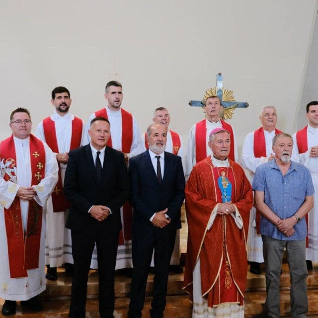 <p>Dobitnici papinskog odličja s nadbiskupom u miru Marinom Bari&scaron;ićem</p>