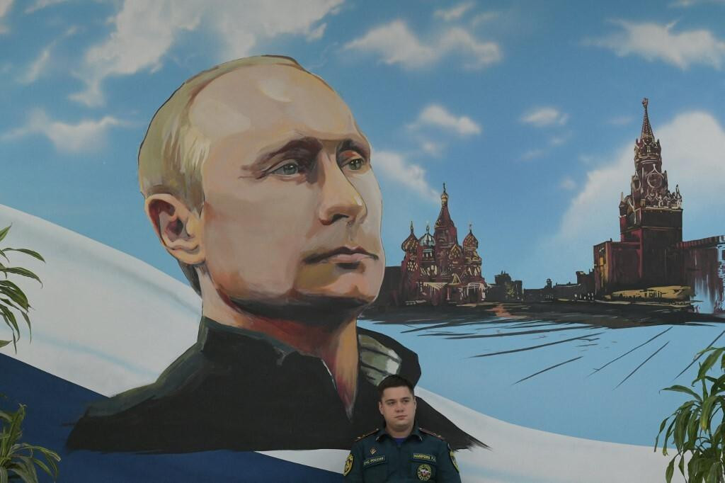 <p>Golemi mural Vladimira Putina na biračkom mjestu u Donjecku nije se tretirao kao kr&scaron;enje izborne &scaron;utnje&nbsp;</p>