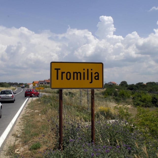 <p>Na ulazu u Lozovac gradit će se kružni tok i nogostup prema Atriumu i ulazu u NP Krka</p>

<p>&nbsp;Foto Niksa Stipanicev/CROPIX&nbsp;</p>