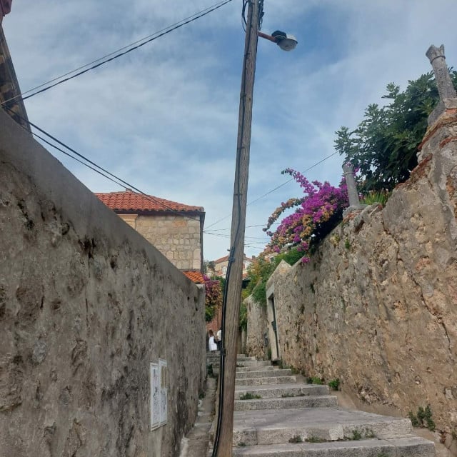 <p>Nagnuti stup od struje u ulici Pera Budmanija</p>