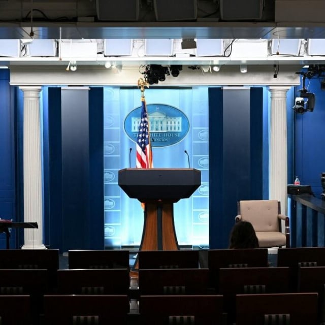 <p>Prazna <em>James S. Brady Press Briefing Room&nbsp;</em> u Bijeloj kući</p>