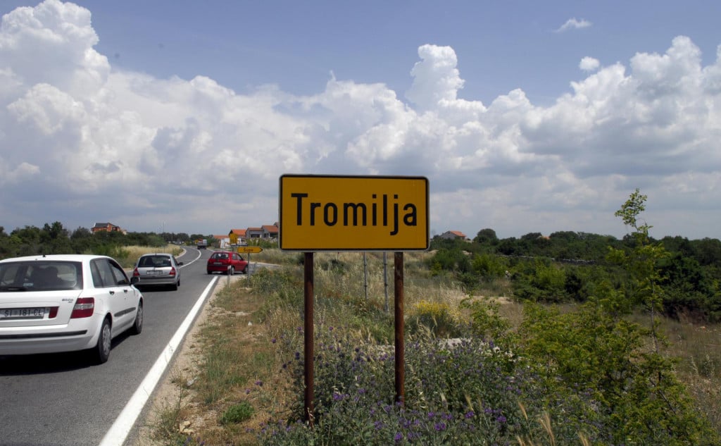 <p>Na ulazu u Lozovac gradit će se kružni tok i nogostup prema Atriumu i ulazu u NP Krka</p>

<p>&nbsp;Foto Niksa Stipanicev/CROPIX&nbsp;</p>