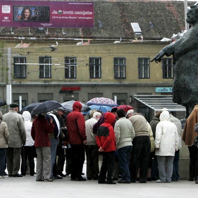 <p>U&nbsp;Osijeku, na glavnom gradskom trgu, 2007. postavljen je masivni kip Starčeviću od 3,9 metara,&nbsp;djelo akademskog kipara Mire Vuce, koji je nai&scaron;ao na&nbsp;o&scaron;tre kritike&nbsp;struke, ali i javnosti i političke oporbe</p>