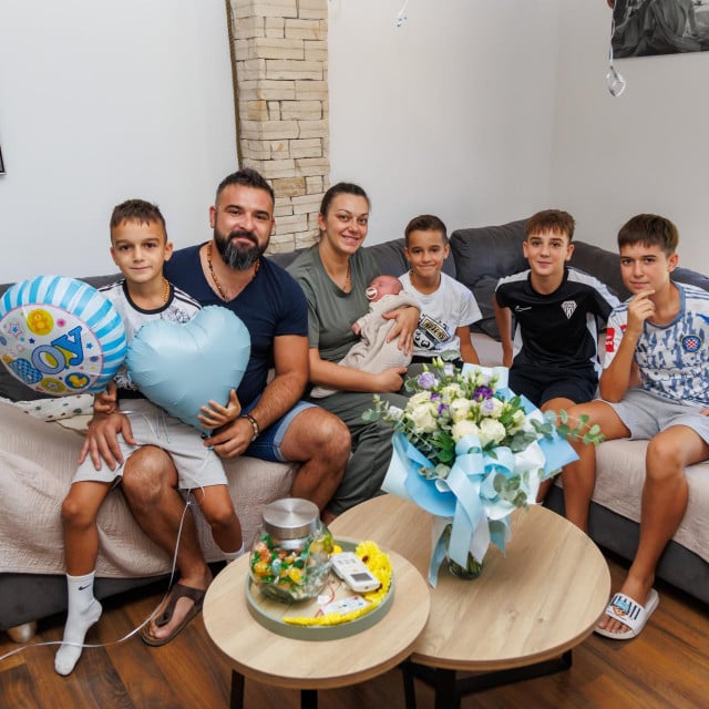 <p>Knezovići na okupu: David, tata Vinko, mama Andrea, Filip, Mihael, Kristijan i Adrian</p>