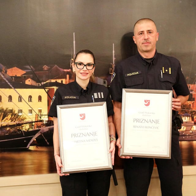<p>U sklopu obilježavanja Dana policije i blagdana Sv. Mihovila, priznanja Grada uručena su makarskim policijskim službenicima Martini Mende&scaron; i Renatu Rončeviću</p>