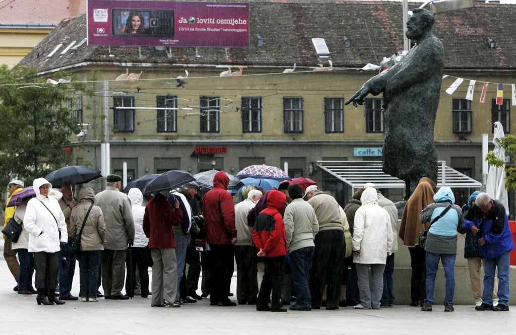 <p>U&nbsp;Osijeku, na glavnom gradskom trgu, 2007. postavljen je masivni kip Starčeviću od 3,9 metara,&nbsp;djelo akademskog kipara Mire Vuce, koji je nai&scaron;ao na&nbsp;o&scaron;tre kritike&nbsp;struke, ali i javnosti i političke oporbe</p>