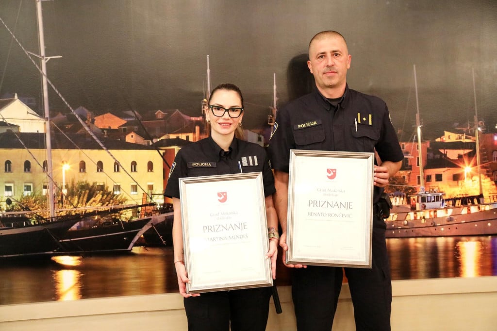 <p>U sklopu obilježavanja Dana policije i blagdana Sv. Mihovila, priznanja Grada uručena su makarskim policijskim službenicima Martini Mende&scaron; i Renatu Rončeviću</p>