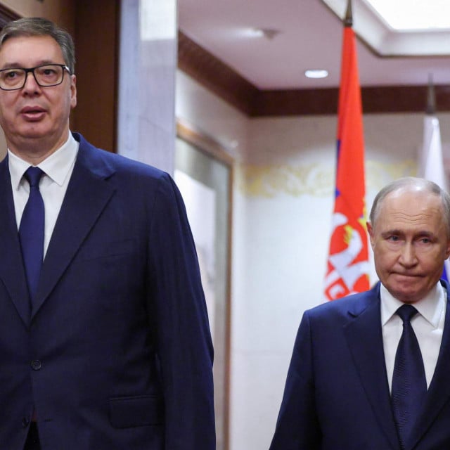 <p>Prijatelja dva... Susret Vladimira Putina i Aleksandra Vučića u rujnu 2025., u Pekingu - danas je te&scaron;ko povjerovati da je Rusija naoružavala HV tijekom Domovinskog rata i podržavala sankcije Milo&scaron;evićevu režimu</p>