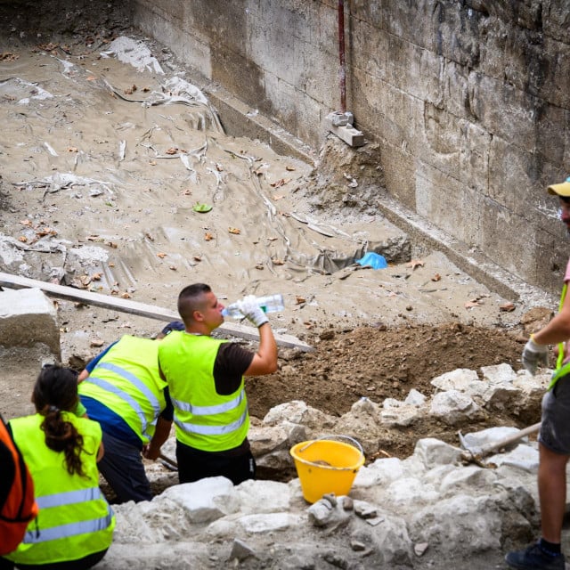 <p>Nakon 1500 godina zidine Dioklecijanove palače vidljive su u punoj visini</p>