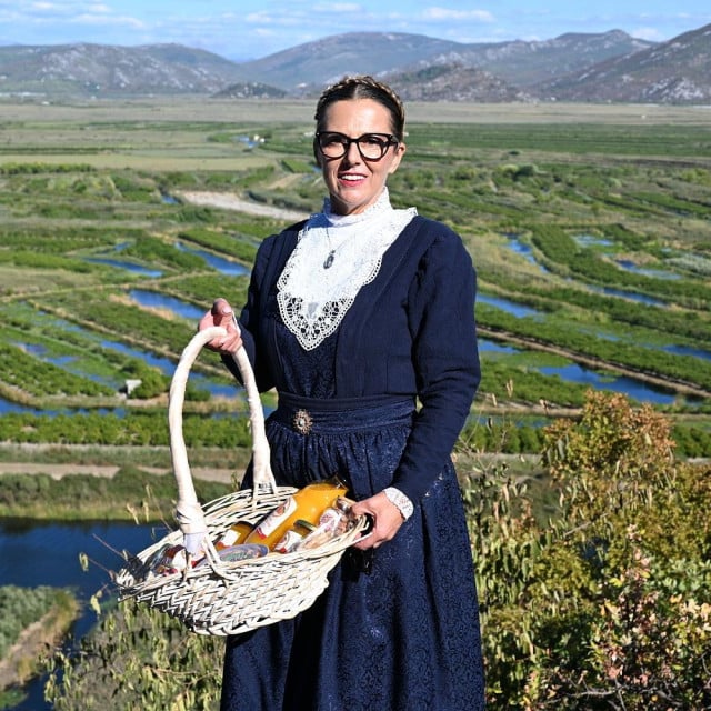 <p>Ana Juračić s ko&scaron;arom punom domaćih proizvoda</p>