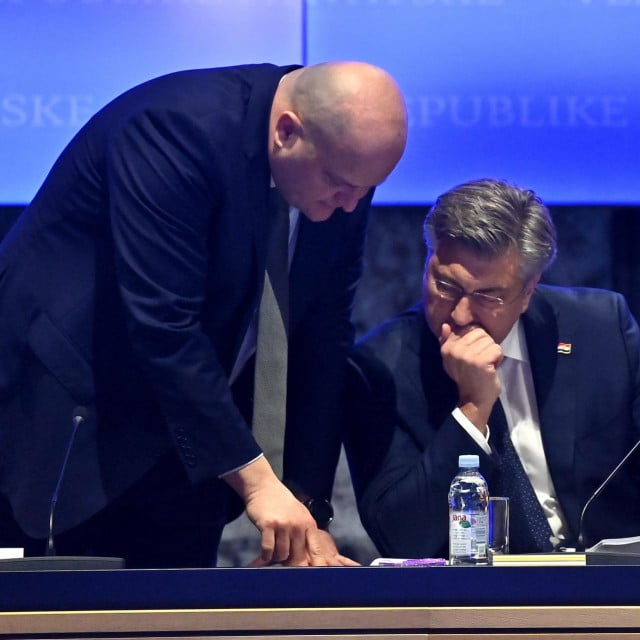 <p>Ministar gospodartstva Ante &Scaron;us&scaron;jar i premijer Andrej Plenković</p>
