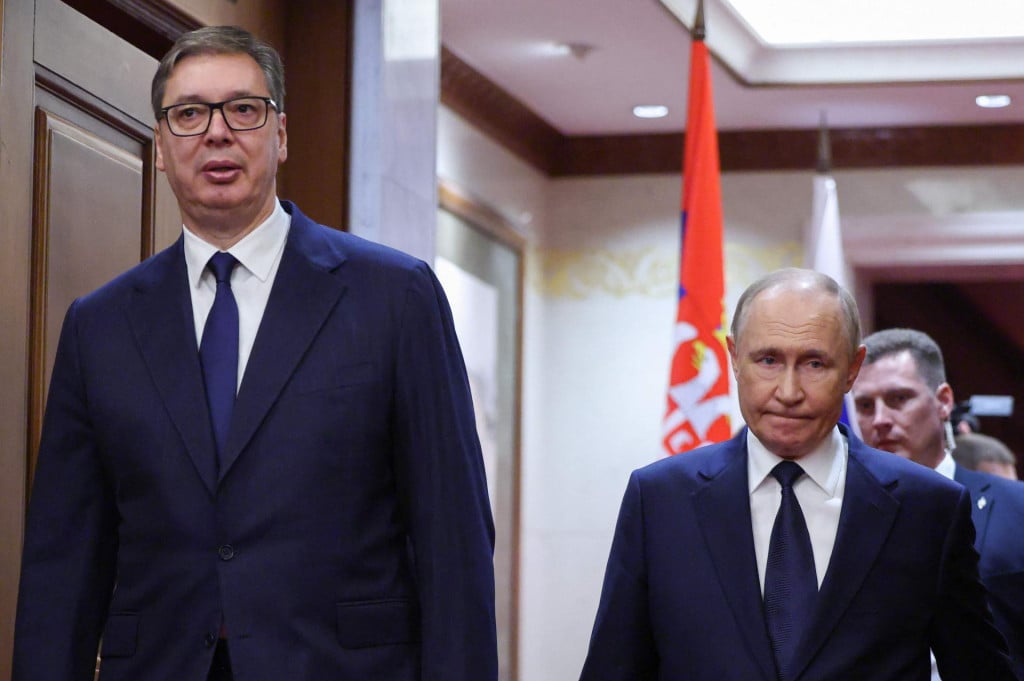 <p>Prijatelja dva... Susret Vladimira Putina i Aleksandra Vučića u rujnu 2025., u Pekingu - danas je te&scaron;ko povjerovati da je Rusija naoružavala HV tijekom Domovinskog rata i podržavala sankcije Milo&scaron;evićevu režimu</p>