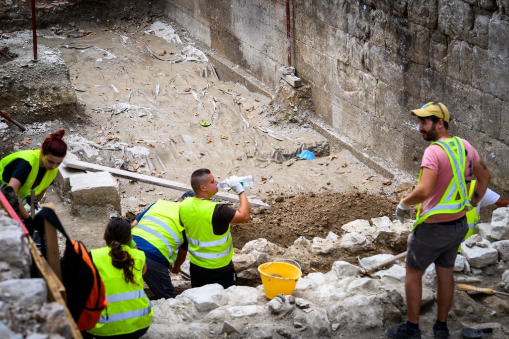 <p>Nakon 1500 godina zidine Dioklecijanove palače vidljive su u punoj visini</p>