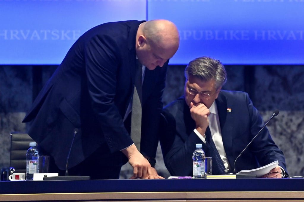 <p>Ministar gospodartstva Ante &Scaron;us&scaron;jar i premijer Andrej Plenković</p>