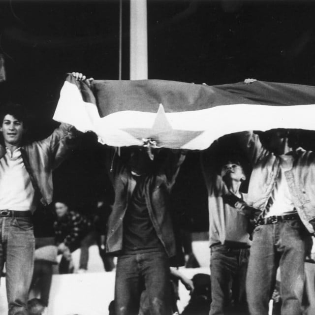 <p>Hajduk - Partizan 26. rujna 1990., ulazak navijača u teren i paljenje jugoslavenske zastave</p>