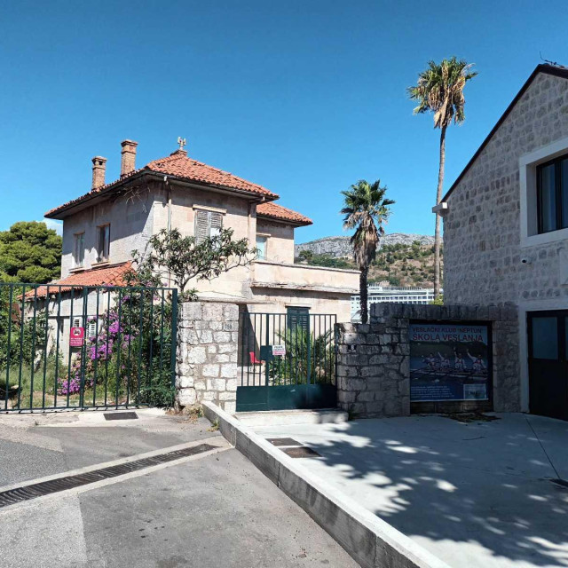 <p>Privatna kuća i zgrada Veslačkog kluba Neptun kraj kojih će se graditi nova &scaron;etnica</p>