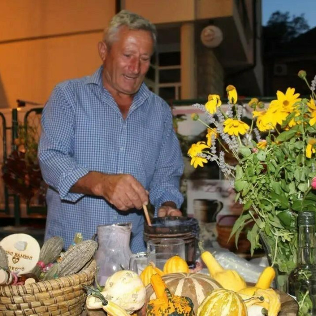 <p>Nediljko Pavlinović Ćurako iz Ra&scaron;ćana mije&scaron;a kozje mlijeko i mlado vino</p>