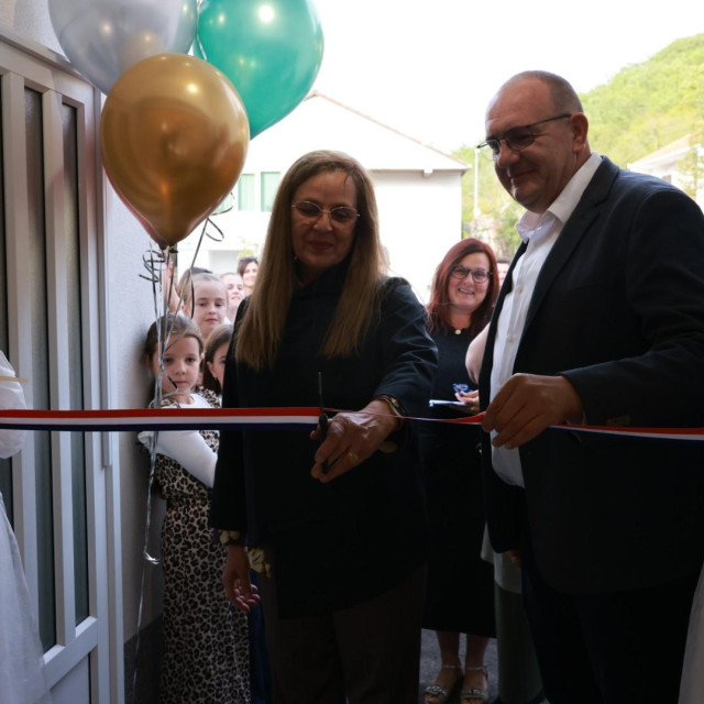 <p>Traku su zajednički presjekli Tamara Romac Zlodre i Ivan Bugarin</p>