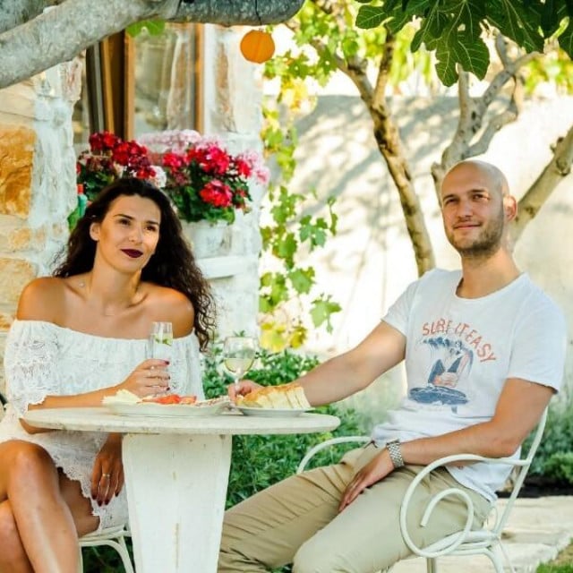 <p>Marko &Scaron;kugor sa suprugom Ivanom ispred obiteljske kuće u Dubravi</p>