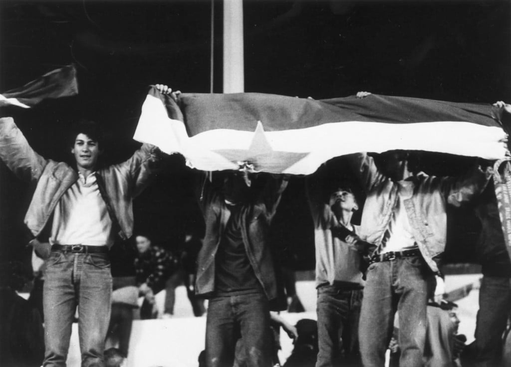<p>Hajduk - Partizan 26. rujna 1990., ulazak navijača u teren i paljenje jugoslavenske zastave</p>