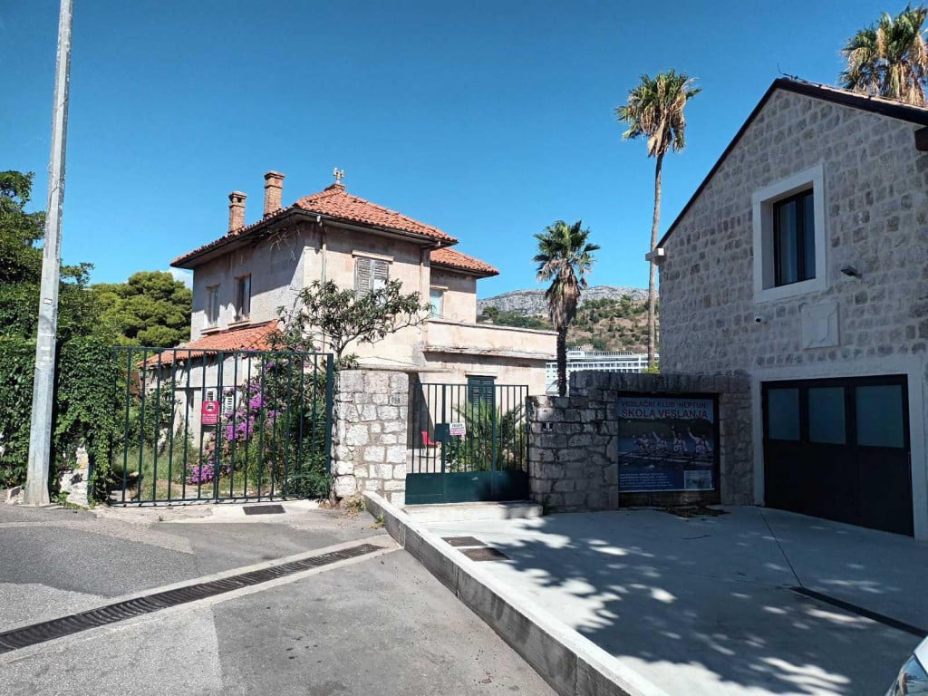<p>Privatna kuća i zgrada Veslačkog kluba Neptun kraj kojih će se graditi nova &scaron;etnica</p>