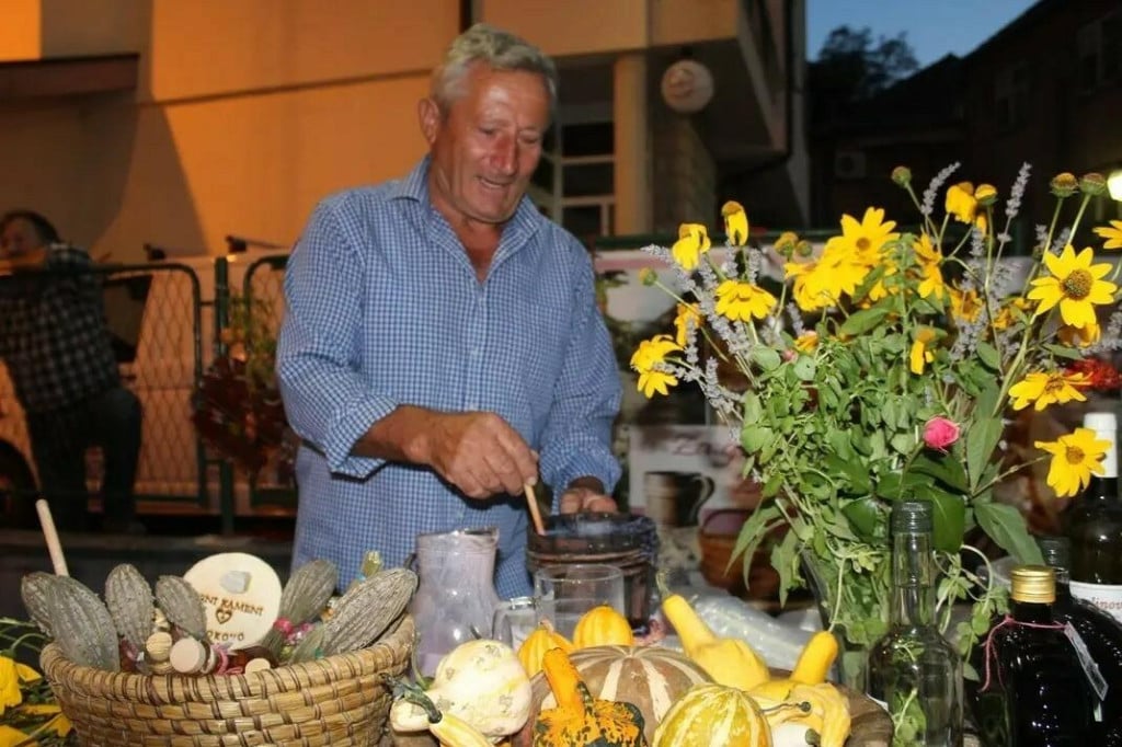 <p>Nediljko Pavlinović Ćurako iz Ra&scaron;ćana mije&scaron;a kozje mlijeko i mlado vino</p>